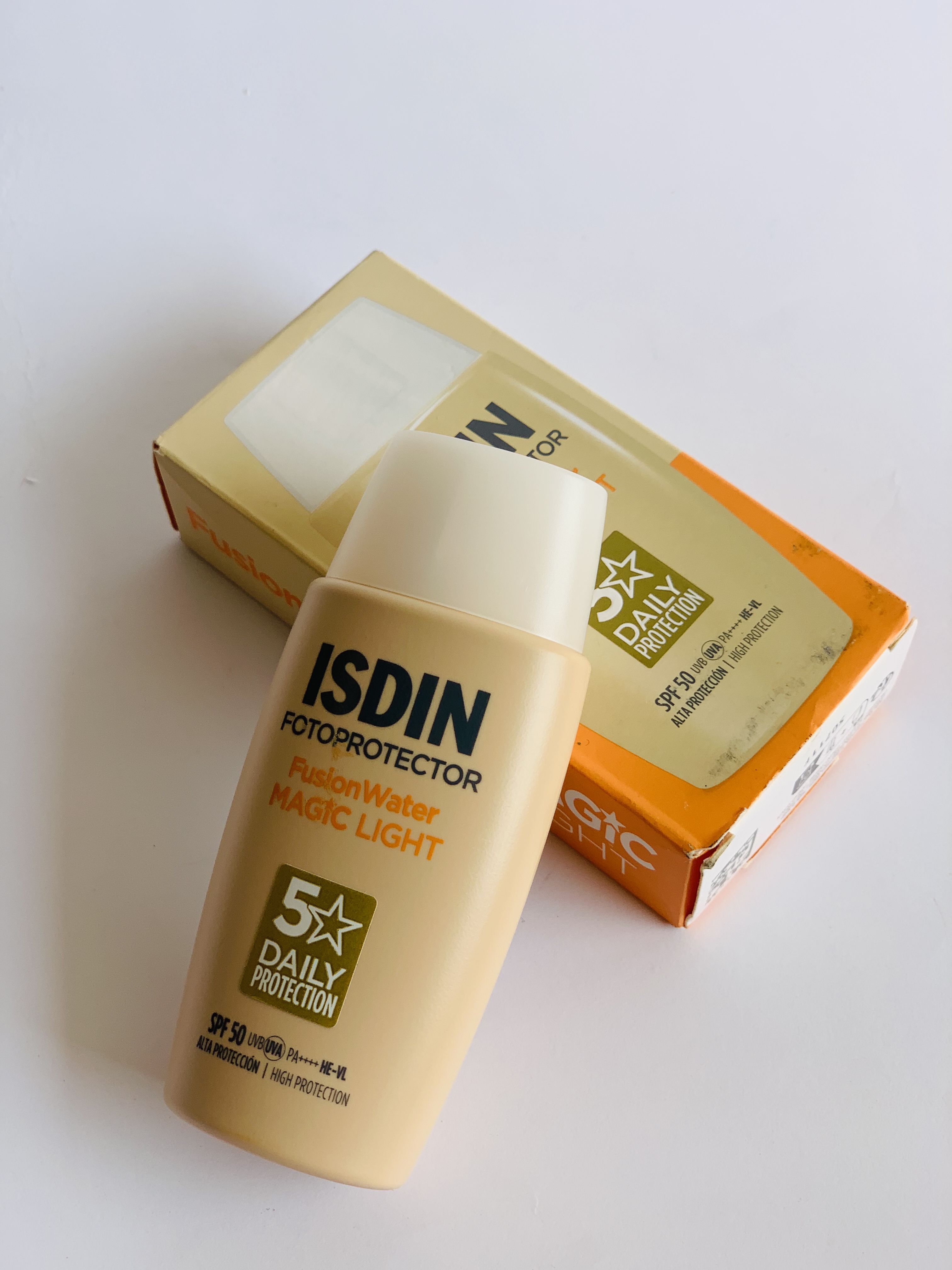 ضد آفتاب رنگی ایزدین Isdin مدل Fusion Water Magic Light
