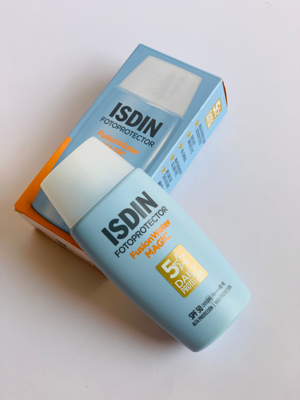 ضدآفتاب بدون رنگ ایزدین SPF50 مدل Fusion Water Magic